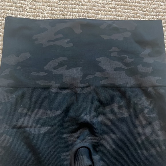 LIKE NEW! Spanx Camo Legging - Picture 7 of 7